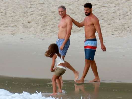 Cauã Reymond curtiu a praia da Joatinha, neste sábado, 13 de janeiro de 2018, com o pai, José Marques, e a filha, Sofia