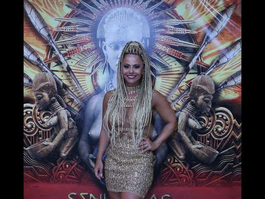 Viviane Araujo, de cabelo com trança nagô, foi ao ensaio do Salgueiro, na madrugada deste domingo, 14 de janeiro de 2018