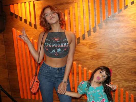 Isabella Santoni levou a irmã, Nina, na pré-estreia do filme 'Gaby Estrella', em cinema do shopping Rio Sul, no final da manhã deste domingo, 14 de janeiro de 2018