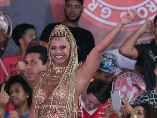 Viviane Araujo relata dificuldade em cabelo com trança nagô, ao Purepeople: 'Pesando um pouco'