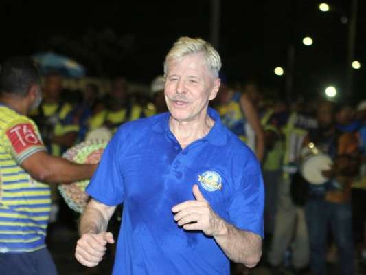 Miguel Falabella se divertiu em ensaio de rua da Unidos da Tijuca, na noite desta quinta-feira, 18 de janeiro de 2018