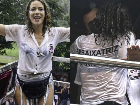 Leandra Leal curte bloco de Carnaval em São Paulo, neste domingo, 21 de janeiro de 2018