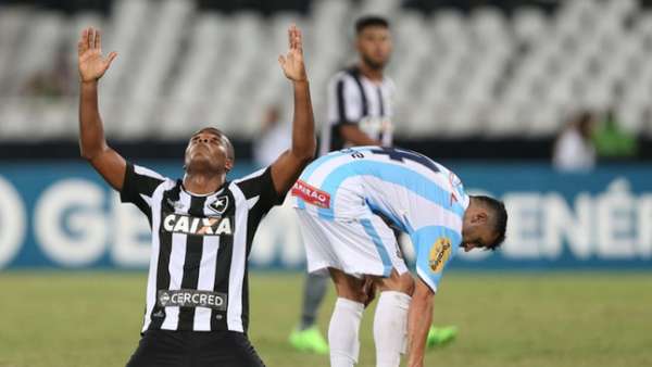 Em 2017, com gol polêmico de Tanque, o Botafogo bateu o Macaé por 2 a 1, no Nilton Santos