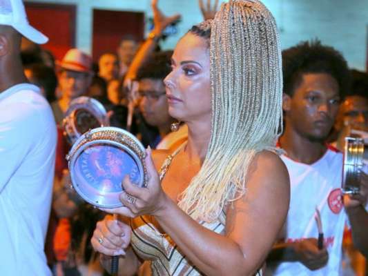 Viviane Araújo tocou tamborim no meio da bateria do Salgueiro no ensaio realizado na rua Silva Teles, na zona norte do Rio, na quinta-feira, 25 de janeiro de 2018