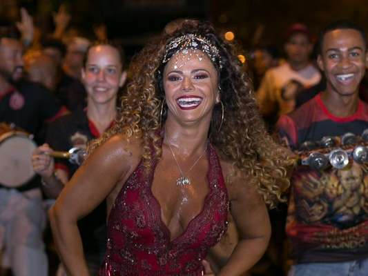 Viviane Araujo abandonou as tranças nagô e colocou peruca para ensaio de rua do Salgueiro, na rua Conde de Bonfim, na Tijuca, Zona Norte do Rio, na noite deste domingo, 28 de janeiro de 2018