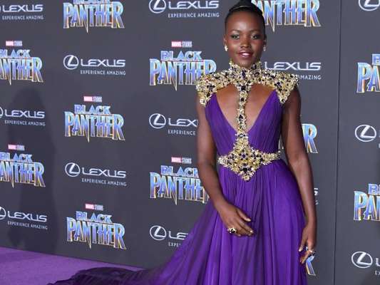 Lupita Nyong'o apostou em um poderoso vestido de chiffon Versace para a pré-estreia do filme 'Pantera Negra' no Teatro Dolby, em Los Angeles, na Califórnia, nesta segunda-feira, 29 de janeiro de 2018