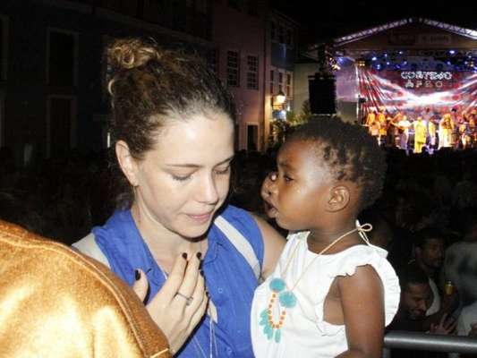 Leandra Leal curtiu com a filha, Julia, ensaio da banda Afro, em Salvador, na Bahia, na noite desta segunda-feira, 29 de janeiro de 2018