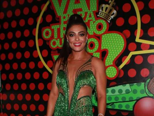 Juliana Paes foi filmada por seu personal trainer malhando membros superiores em uma barra