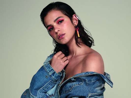 Bruna Marquezine exibiu wet hair ao posar para a capa da Revista Glamour de fevereiro de 2018
