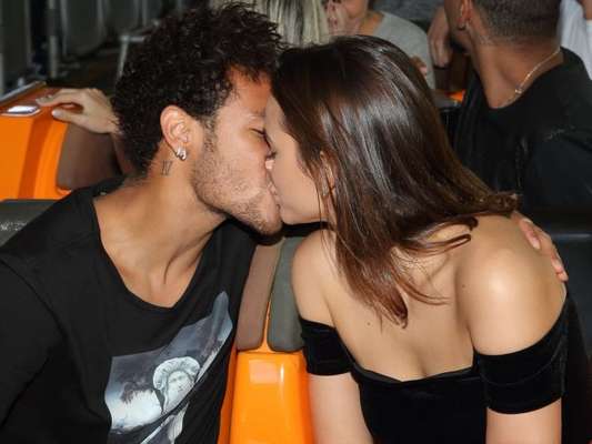 Bruna Marquezine e Neymar trocaram beijos apaixonados na festa de aniversário do jogador, neste domingo, 4 de fevereiro de 2018, em Paris