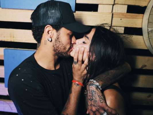 Bruna Marquezine e Neymar trocam beijos em passeio por Paris, em 5 de fevereiro de 2018