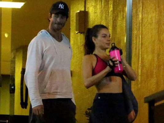 Isis Valverde e o namorado, André Resende, foram fotografados deixando uma academia da Barra da Tijuca, no Rio, na segunda-feira, 5 de fevereiro de 2018