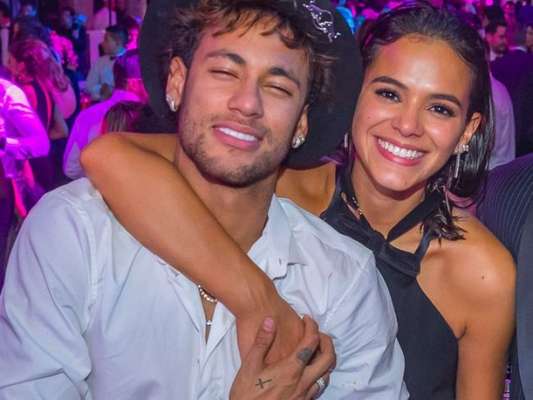 Bruna Marquezine e Neymar voltam a usar alianças de compromisso. Veja!