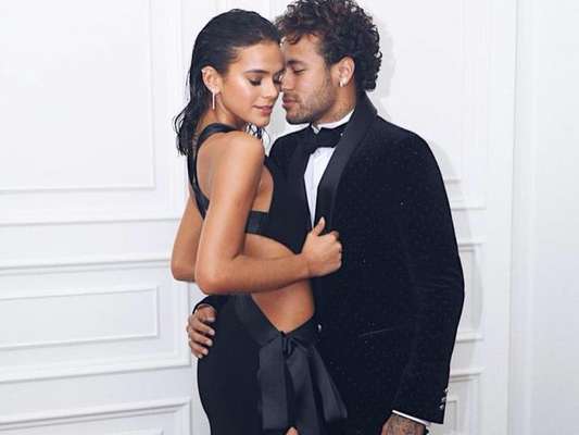 Bruna Marquezine combinou casaco da Supreme com Neymar. Veja abaixo!