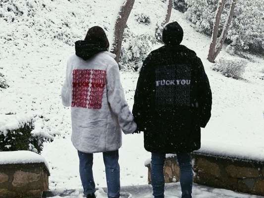 Bruna Marquezine e Neymar usam casacos combinando e posam na neve