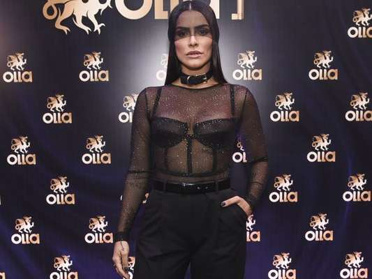 Cleo Pires deixou a lingerie de R$ 500 à mostra na Casa Olla, em São Paulo, na quarta-feira, 7 de fevereiro de 2018