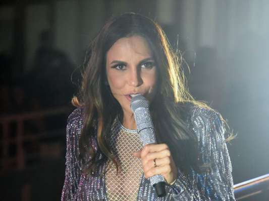 Fora do Carnaval de Salvador pela primeira vez por 24 anos por conta de gravidez, Ivete Sangalo posta foto no Instagram relembrando momentos na festa no primeiro dia de folia na capital baiana: 'Meu #TBT de hoje não podia ser outro! Memórias maravilhosas da maior festa do mundo! Eu amo, aff!!! Ano que vem estamos juntos, viu??'