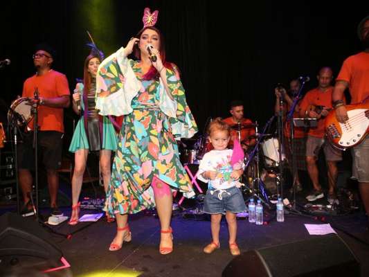 Carnaval em família! Neta de Preta Gil, Sol de Maria rouba a cena em camarote nesta quinta-feira, dia 08 de fevereiro de 2018