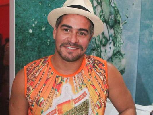 Thiago Martins curte primeiro dia do carnaval em Salvador, na Bahia, na noite desta quinta-feira, 8 de fevereiro de 2018