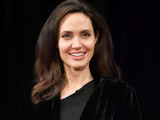 Angelina Jolie disse que tenta inspirar o feminismo nas filhas meninas, Zahara, de 13 anos, Shiloh, de 11, e Vivienne, de 9