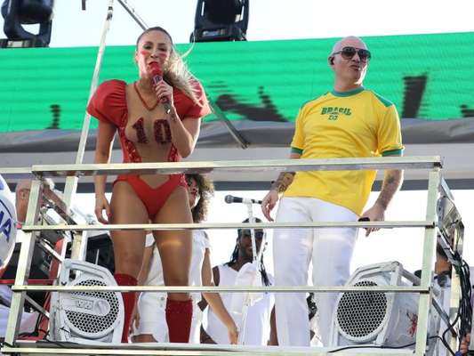 Claudia Leitte se apresentou com Pitbull no segundo dia do Carnaval de Salvador com o bloco Blow Out, no circuito Dodô (Barra-Ondina), nesta sexta-feira, dia 9 de fevereiro de 2018