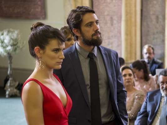 Em "O Outro Lado do Paraíso", Renato (Rafael Cardoso) pede Clara (Bianca Bin) em casamento