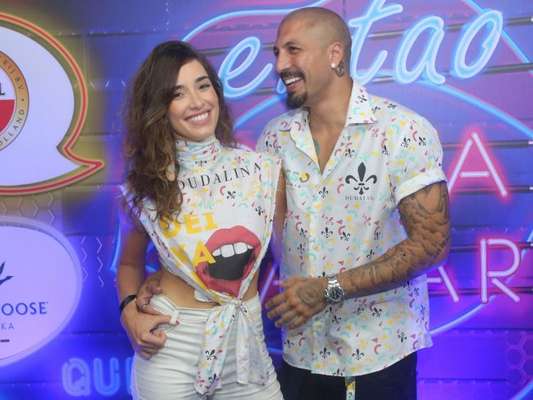 Ex-BBB Fernando Medeiros leva nova namorada, Carol Alves, à Sapucaí