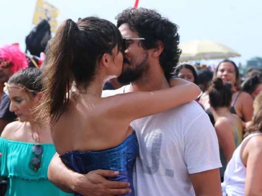 Thaila Ayla faz releitura da Mulher-Maravilha em fantasia e troca beijos com Renato Goés no Bloco da Favorita, realizado na manhã deste sábado, 10 de fevereiro de 2018