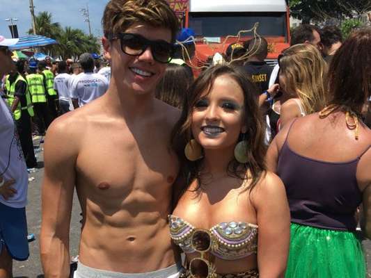 Larissa Manoela curte Bloco da Favorita acompanhada do namorado, Leonardo Cidade, no Rio de Janeiro na manhã deste sábado, 10 de fevereiro de 2018