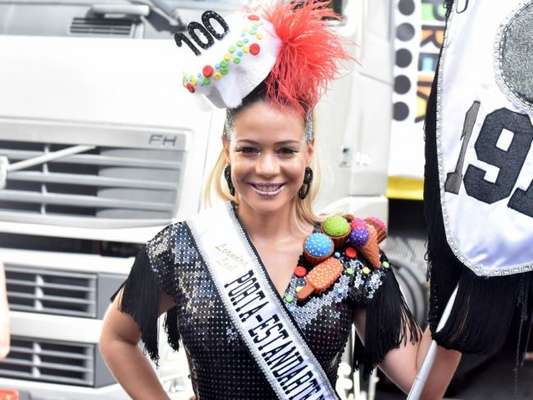 Leandra Leal comemora centenário do Cordão do Bola Preta, no Rio de Janeiro, em 10 de fevereiro de 2018