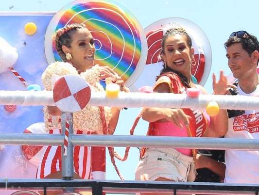 Carla Perez recebe Scheila Carvalho em seu bloco de Carnaval, o Algodão Doce, em Salvador, na Bahia, em 10 de fevereiro de 2018