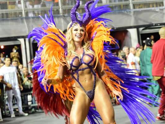 Juju Salimeni estreou como rainha da X-9 Paulistana no sábado, 10 de fevereiro de 2018, no sambódromo do Anhembi, em São Paulo