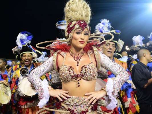 Lívia Andrade desfilou como madrinha da Império de Casa Verde, em São Paulo, no sábado, 10 de fevereiro de 2018