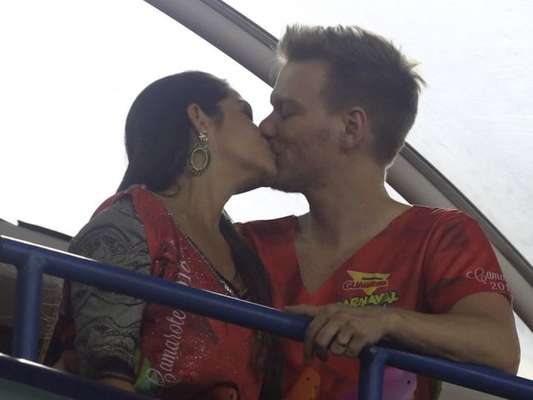 Michel Teló e Thais Fersoza namoram na Marquês de Sapucaí, no Rio de Janeiro