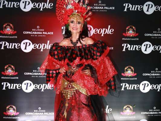 O look de Andréa Natal, diretora-geral do Belmond Copacabana Palace, chamou atenção no Baile do Copa, realizado neste sábado, 10 de fevereiro de 2018