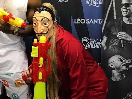 Marília Mendonça escolheu máscara de Salvador Dalí para curtir Carnaval de Salvador