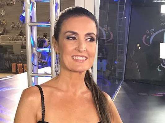 Fátima Bernardes usou aplique para transmitir a primeira noite dos desfiles das escolas de samba do Grupo Especial do Rio, neste domingo, 11 de fevereiro de 2018. 'Cabelo poderoso', afirmou ao Purepeople a caracterizadora Mel Paladino