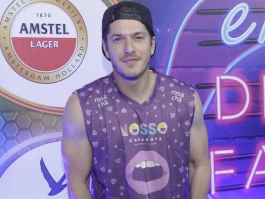 Caio Paduan aparece trocando beijos com DJ na Sapucaí, na madrugada desta segunda-feira, 11 de fevereiro de 2018