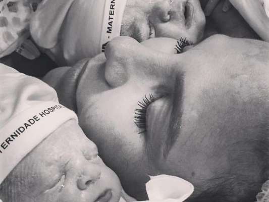 Ivete Sangalo posta foto e mostra rostos das filhas gêmeas Helena e Marina