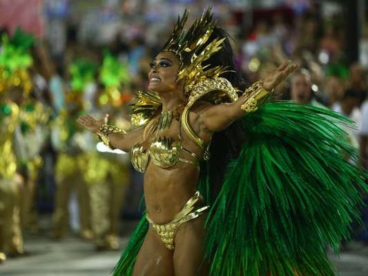 Carlos Eduardo Baptista, marido de Juliana Paes, conversou com o Purepeople sobre a fantasia da atriz no desfile da Grande Rio. Veja!