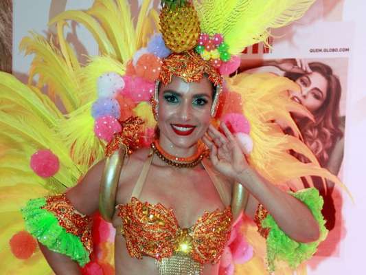 Monique Alfradique desfilou como Carmen Miranda na Grande Rio e conversou com o Purepeople acerca da fantasia. Veja!