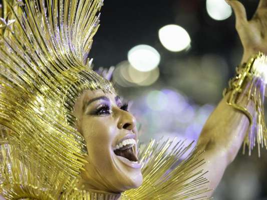 Sabrina Sato conta superstição antes de entrar na avenida: 'Eu quero estar com a minha galera, com o meu povo, com a minha família, com os meus amigos, com as pessoas que me amam, isso é a minha superstição. E agradecer a tudo. Eu faço o sinal da cruz'