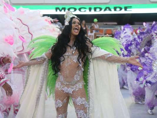 Em conversa com o Purepeople, Silvero Pereira comemorou a ala trans no desfile da Mocidade. Veja o vídeo!
