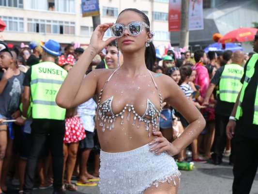 Bruna Marquezine usa fantasia sensual no Carnaval do Rio de Janeiro e fãs elogiam a musa do Bloco da Favorita!