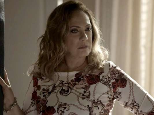Em "O Outro Lado do Paraíso": Nádia (Eliane Giardini) é humilhada no seu próprio salão ao ouvir que Diego (Arthur Aguiar) é impotente