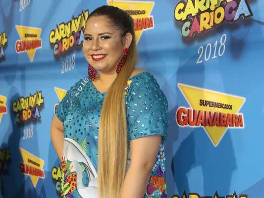 Marília Mendonça esteve no camarote Guanabara, na Marquês de Sapucaí, na noite desta segunda-feira, 12 de fevereiro de 2018
