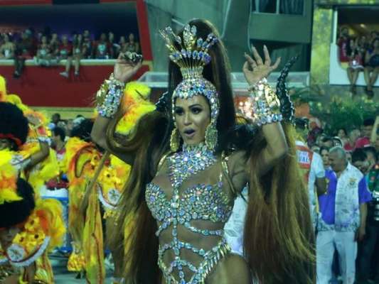 Gracyanne Barbosa estreou como rainha da União da Ilha, na madrugada desta terça-feira, 13 de fevereiro de 2018: 'Dedicar como debutante'