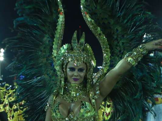 Viviane Araújo veio representando uma rainha faraó à frente da bateria do Salgueiro na madrugada desta terça-feira, dia 13 de fevereiro de 2018
