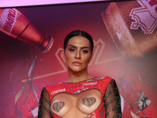 Cleo Pires surpreendeu com o recorte do abadá e adesivo nos seios