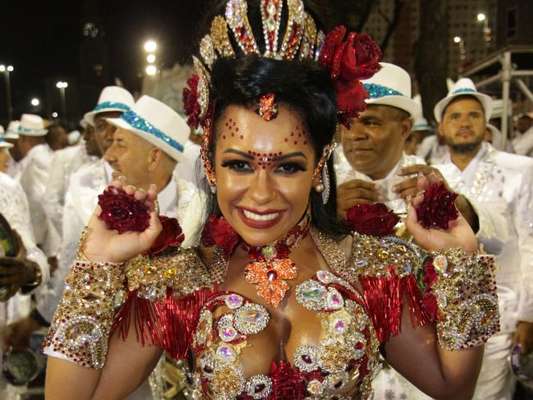 Raíssa Oliveira brilhou na avenida durante desfile da escola Beija-Flor na madrugada desta terça-feira, 13 de fevereiro de 2018
